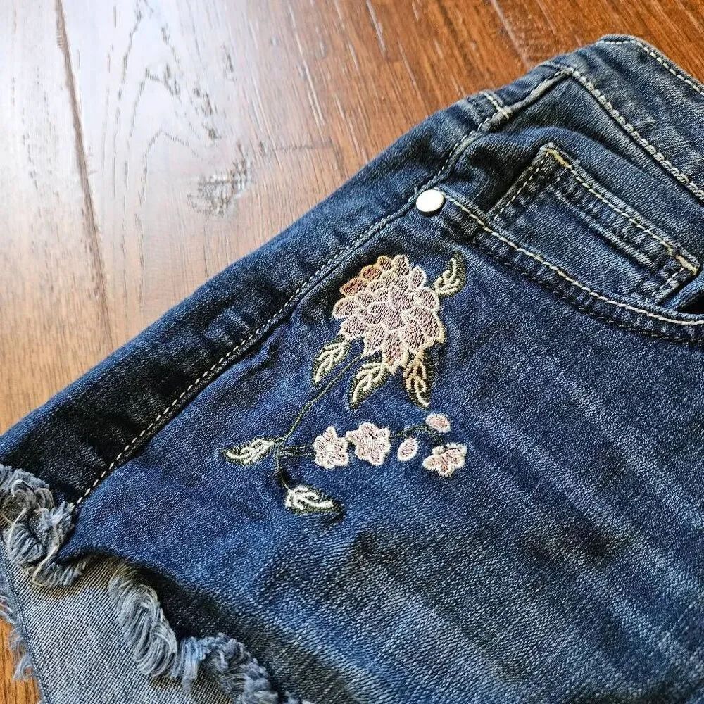 Harper Embroidered Shorts - Picture 4 of 7